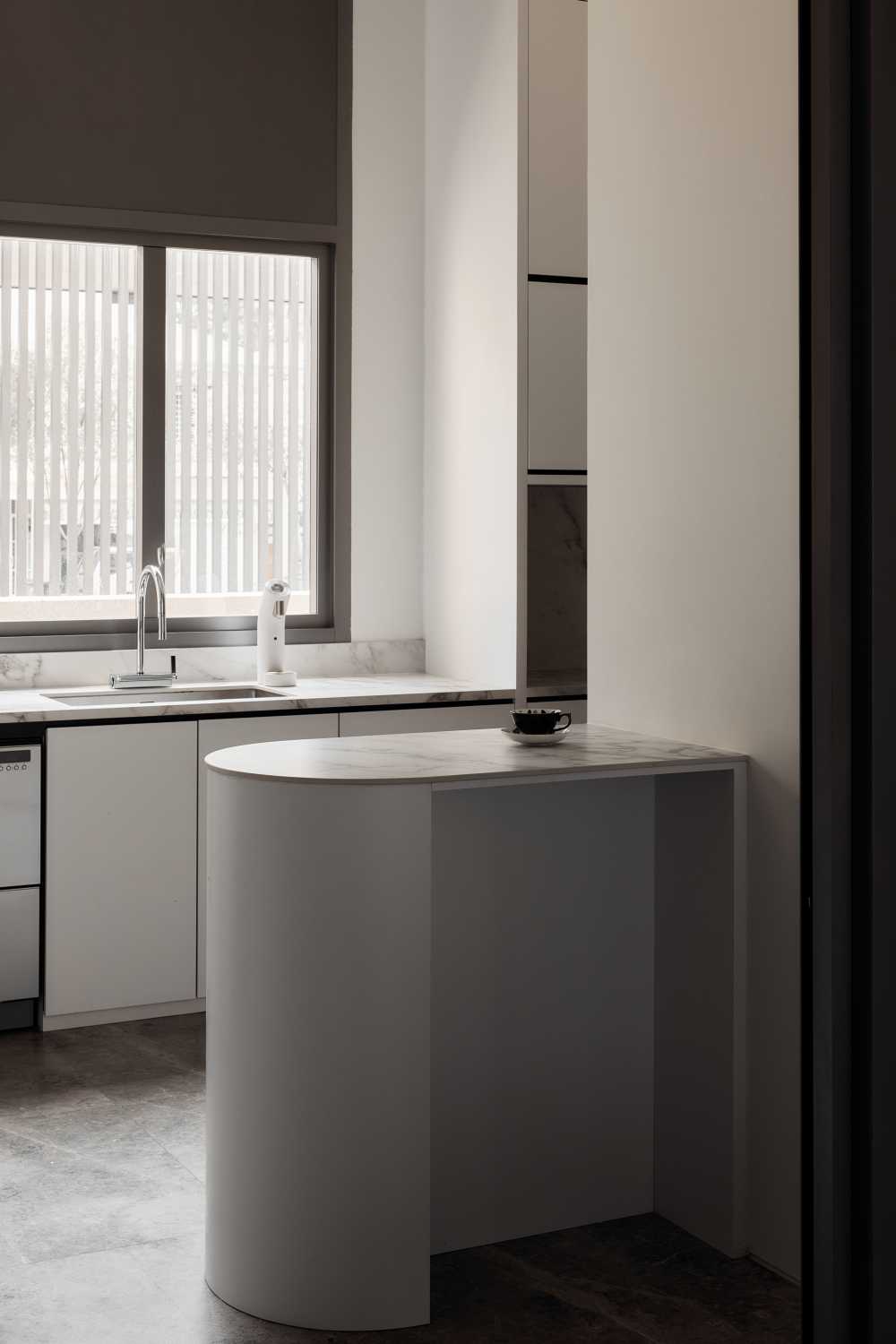 Modern Kitchen with Countertop and Kitchen Island