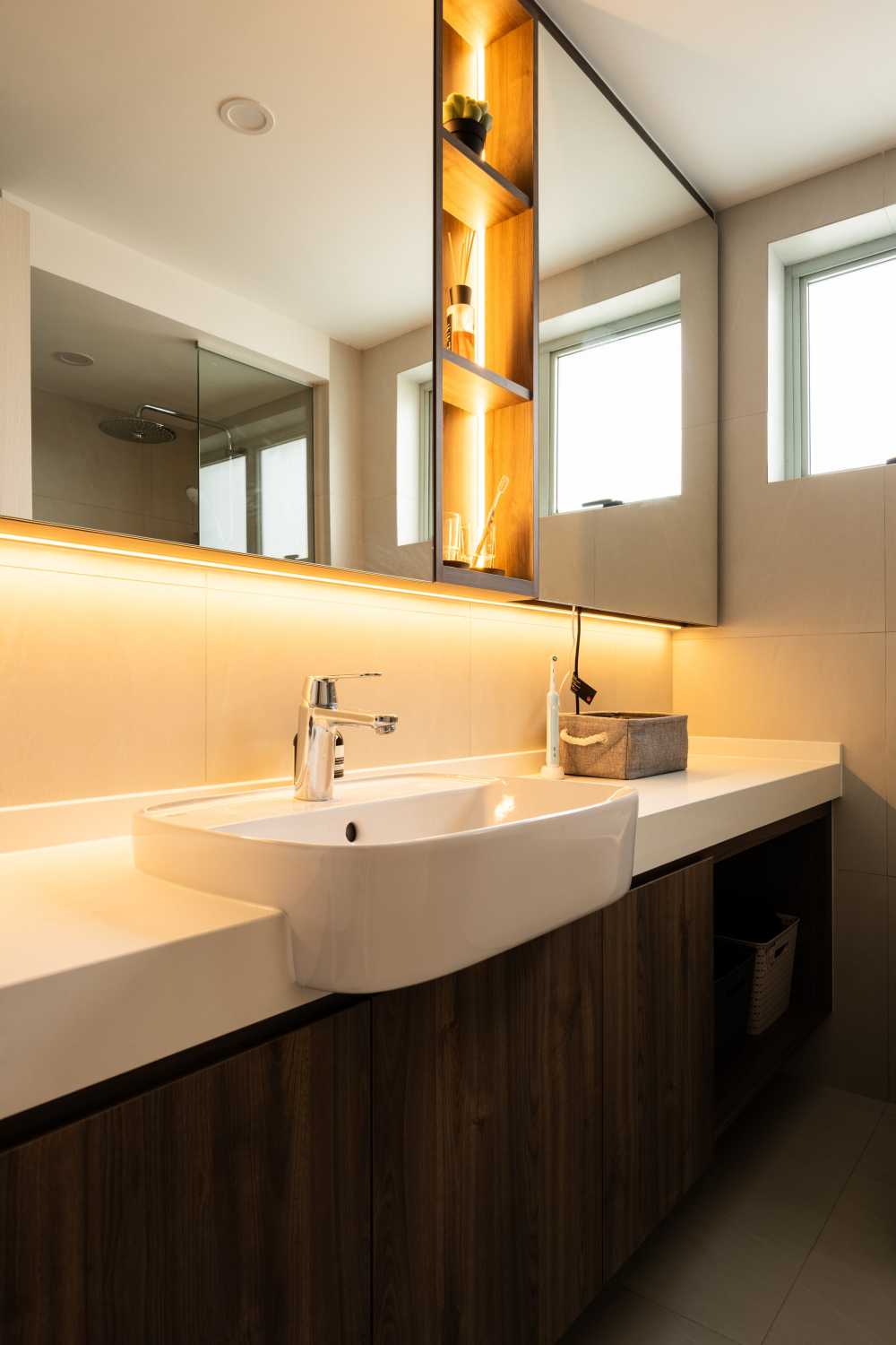 Contemporary Bathroom with Mirror and Bathroom Storage