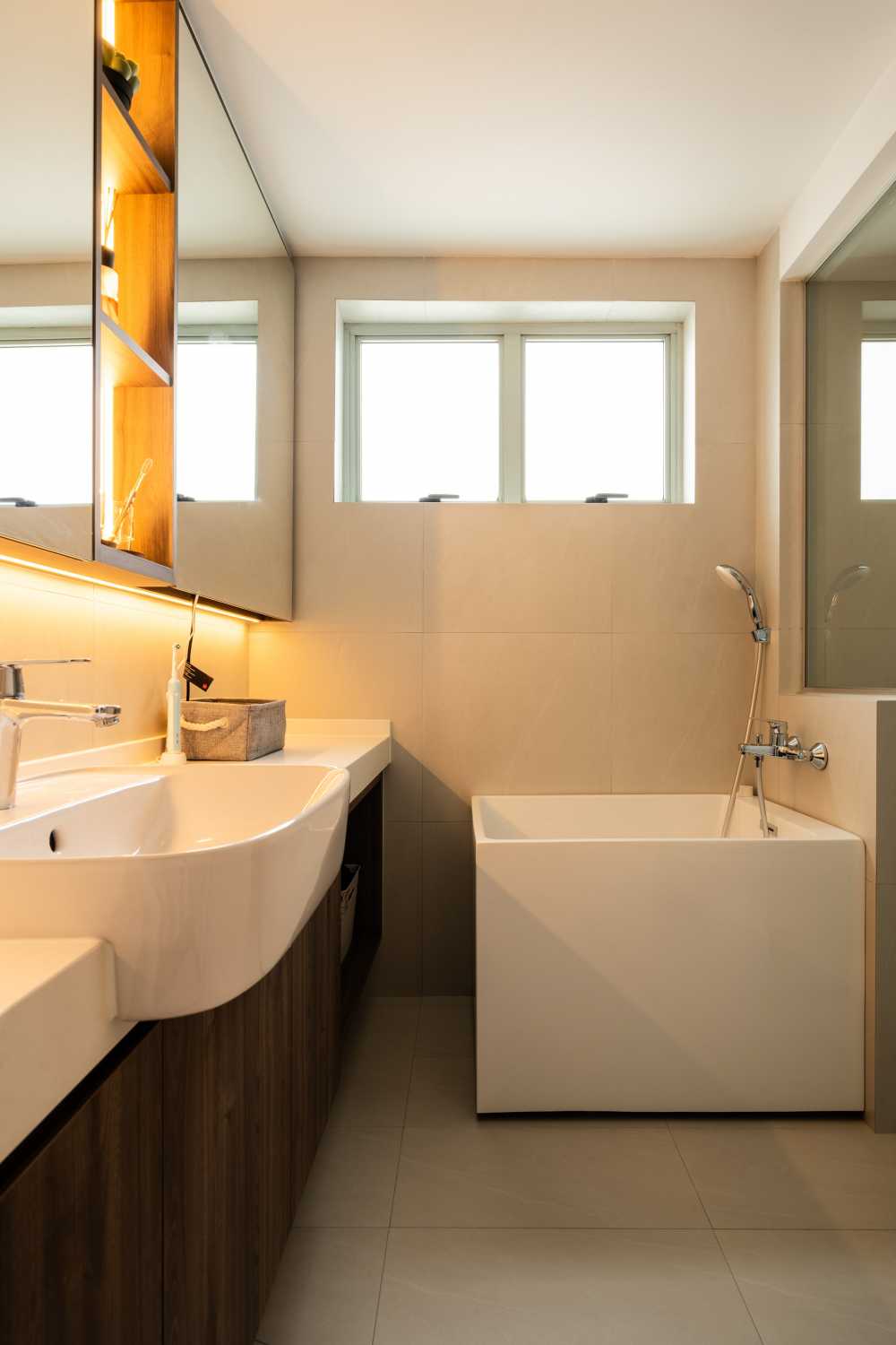 Contemporary Bathroom with Mirror and Bathtub