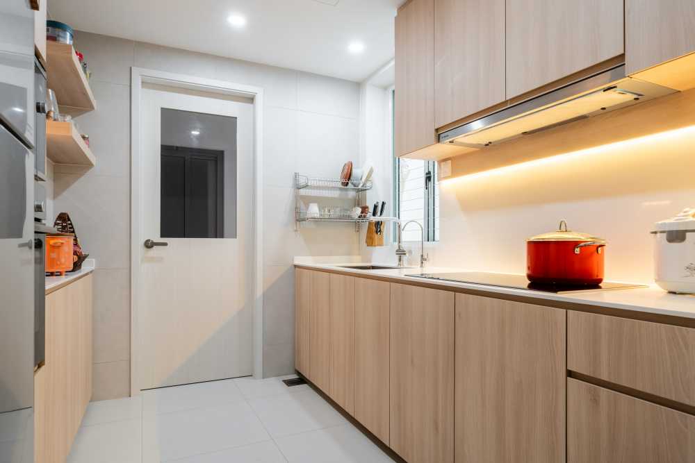 Contemporary Kitchen with Open Kitchen and Kitchen Backsplash