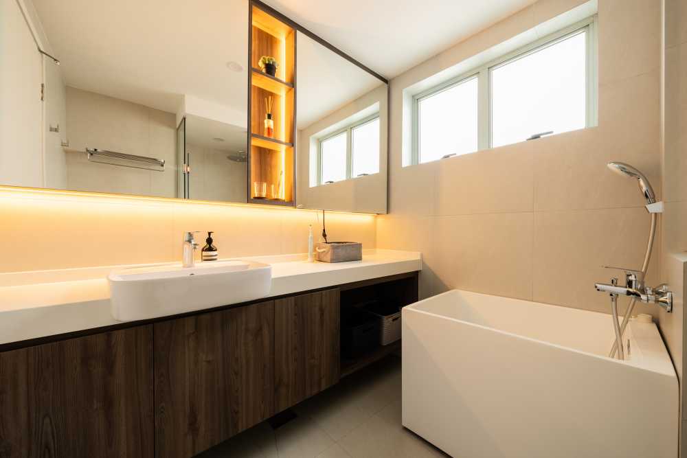 Contemporary Bathroom with Homogeneous Tiles and Mirror