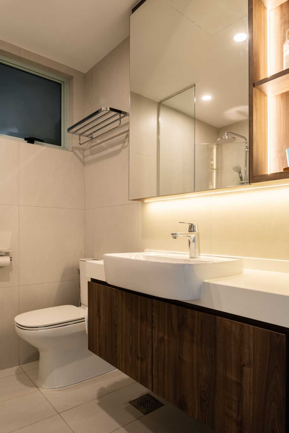 Contemporary Bathroom with Countertop and Homogeneous Tiles
