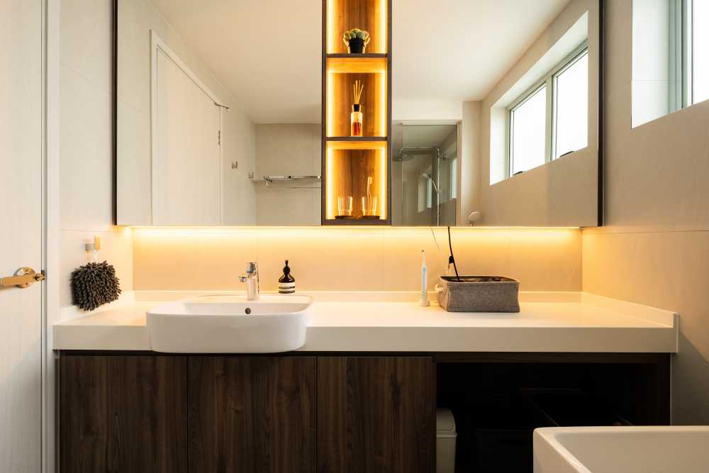 Contemporary Bathroom with Vinyl Flooring and Homogeneous Tiles