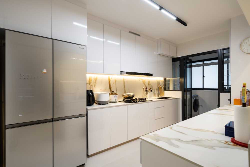 Contemporary Kitchen with Open Kitchen and Kitchen Backsplash