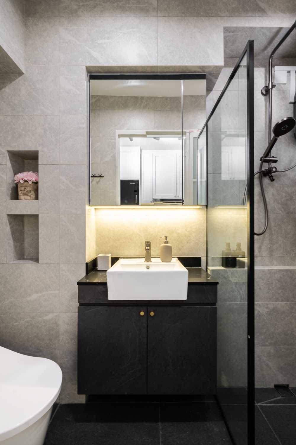 Modern Bathroom with Vinyl Flooring and Mirror