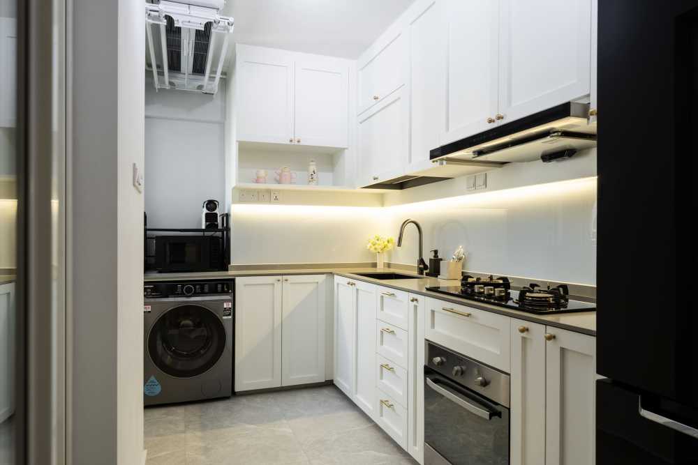 Modern Kitchen with Kitchen Window and Kitchen Backsplash