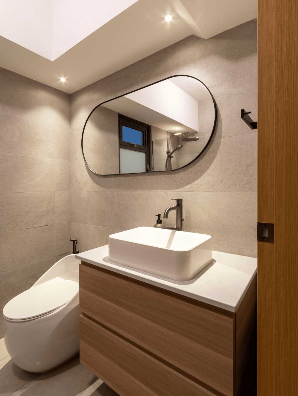Scandinavian Bathroom with Vinyl Flooring and Homogeneous Tiles