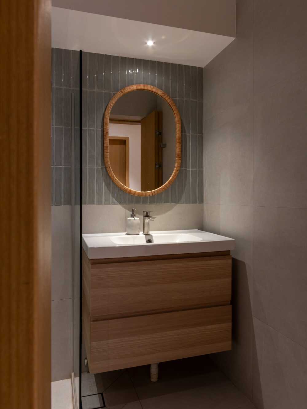 Scandinavian Bathroom with Vinyl Flooring and Homogeneous Tiles