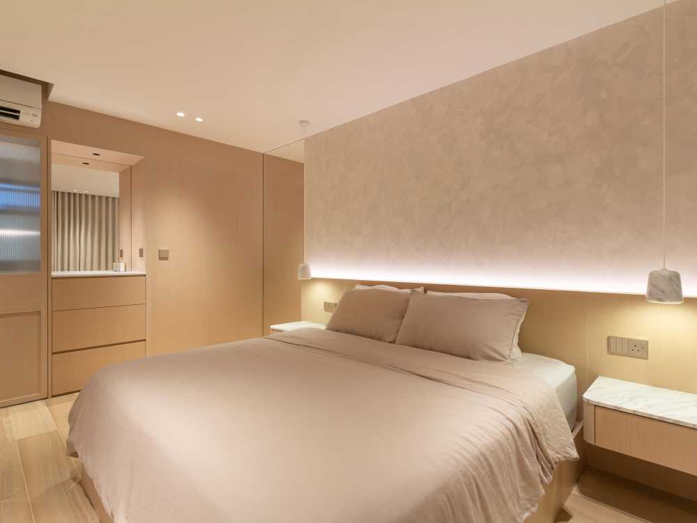Minimalist Bedroom with Vinyl Flooring and Homogeneous Tiles