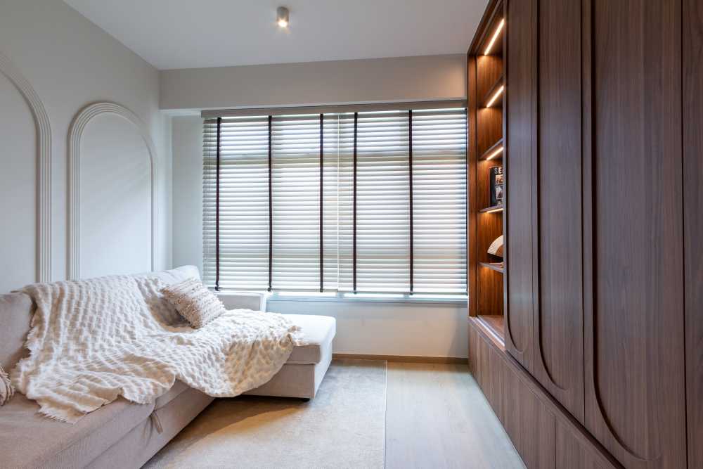 Minimalist Living Room with Vinyl Flooring and Homogeneous Tiles
