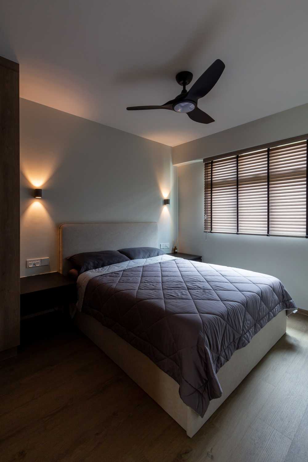 Minimalist Bedroom with Vinyl Flooring and Homogeneous Tiles