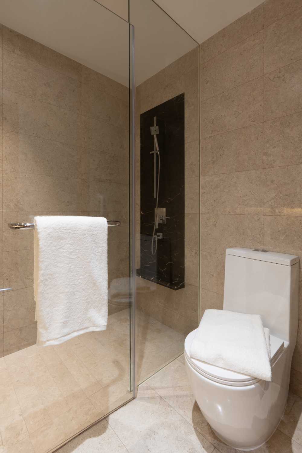 Modern Bathroom with Vinyl Flooring and Homogeneous Tiles