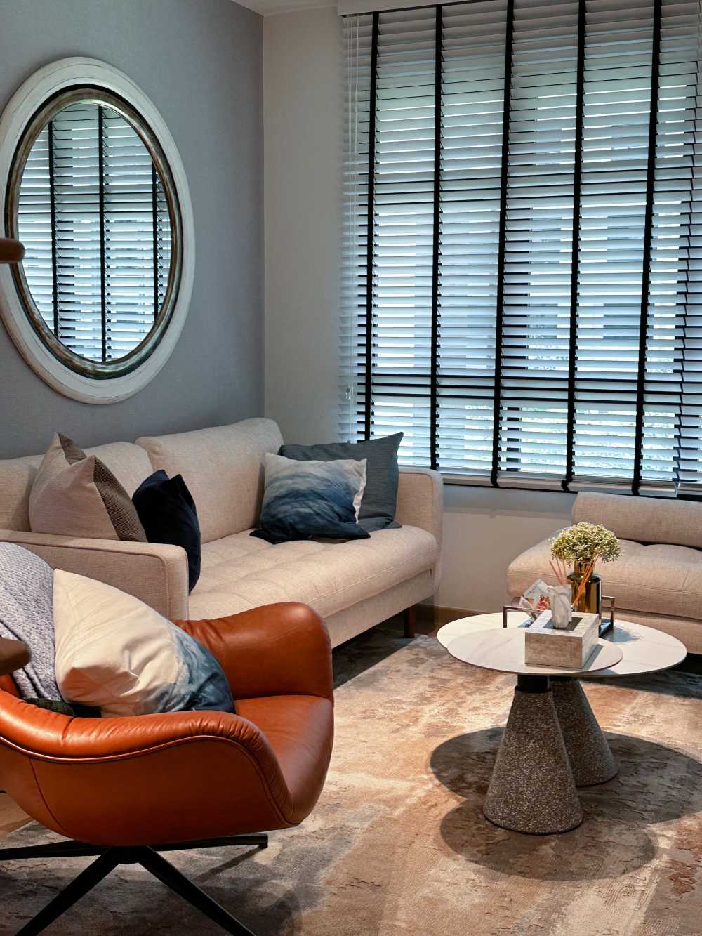 Modern Living Room with Countertop and Homogeneous Tiles