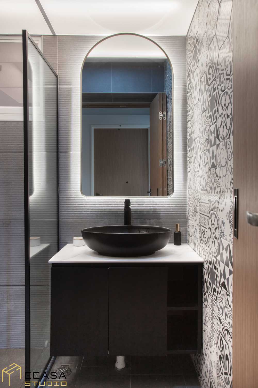 Modern Bathroom with Countertop and Mirror