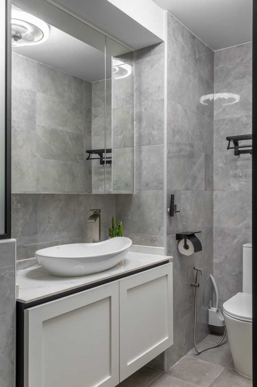 Contemporary Bathroom with Marble Floor and Mirror