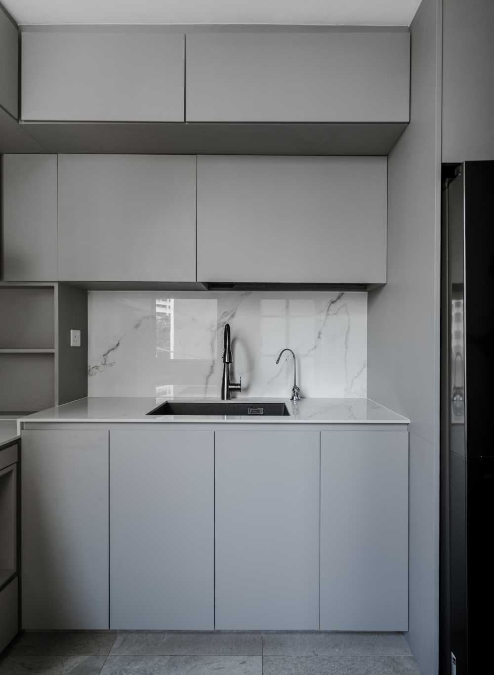 Contemporary Kitchen with Kitchen Tap and Kitchen Cabinets