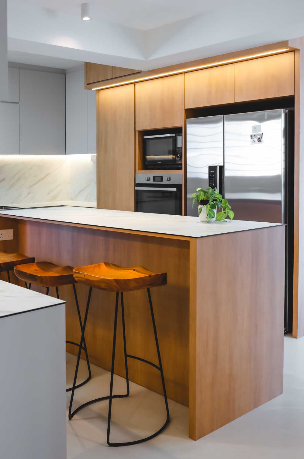 Modern Home Bar with Countertop and Bar Counter