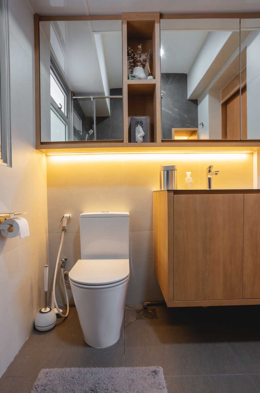 Modern Bathroom with Mirror and Bathtub