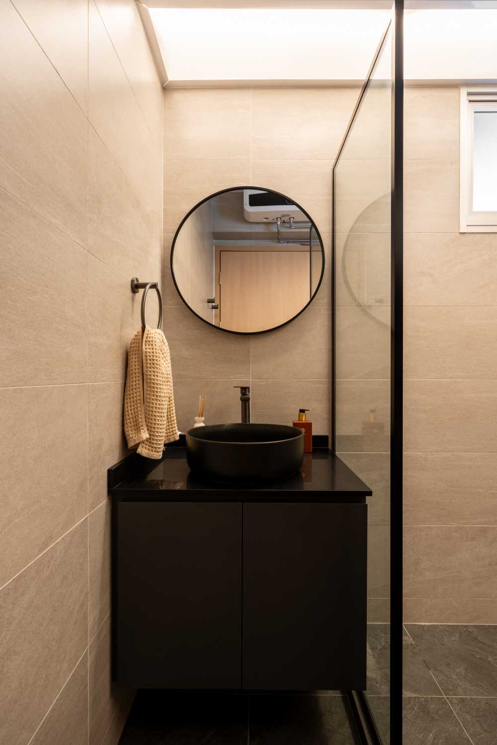Scandinavian Bathroom with Countertop and Homogeneous Tiles
