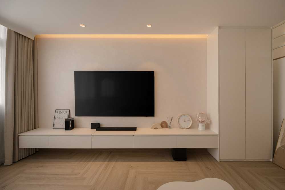 Scandinavian Living Room with Bookshelf and Wood Flooring