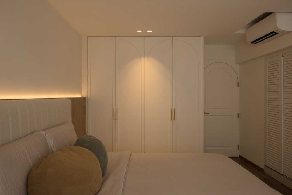Scandinavian Bedroom with Vinyl Flooring and Ceiling Light