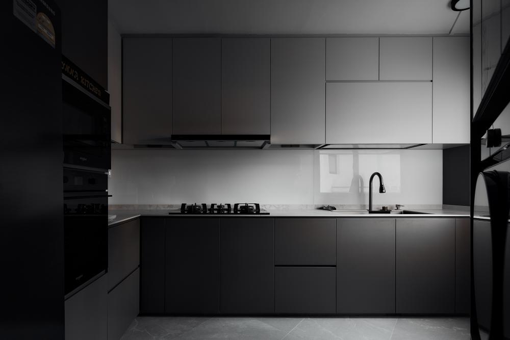 Modern Kitchen with Countertop and Homogeneous Tiles