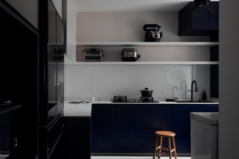 Modern Kitchen with Countertop and Homogeneous Tiles