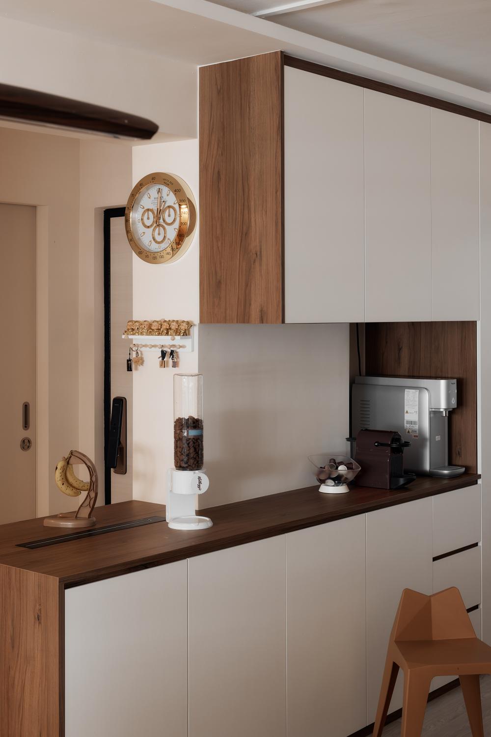 Modern Kitchen with Vinyl Flooring and Homogeneous Tiles