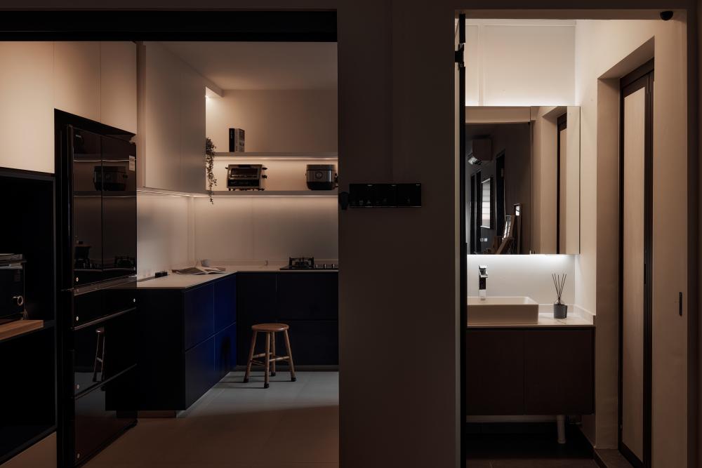 Modern Kitchen with Homogeneous Tiles and Open Kitchen