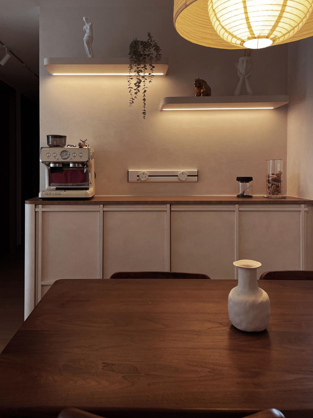 Scandinavian Dining Room with Dining Table and Dining Chairs