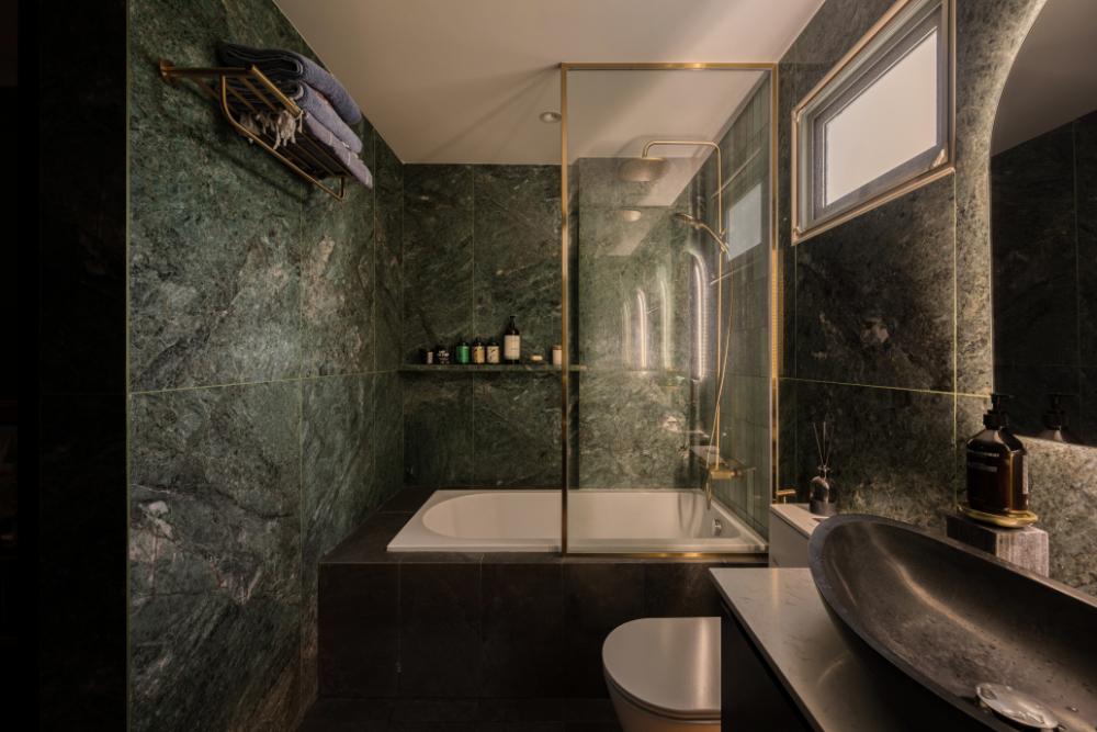 Modern Bathroom with Bathtub and Bathroom Sinks