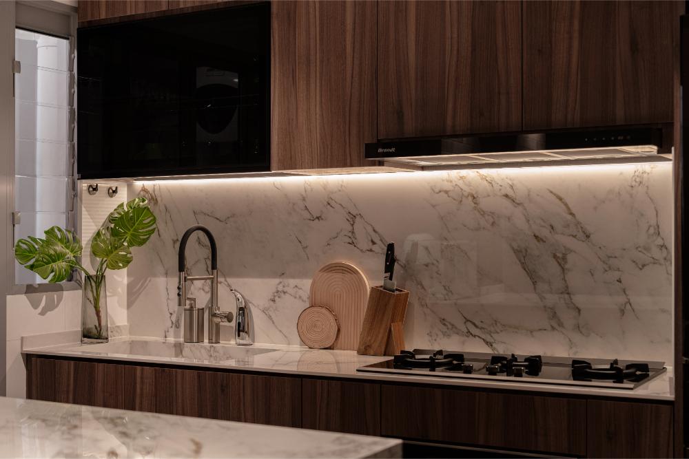 Country Kitchen with Kitchen Backsplash and Kitchen Tap