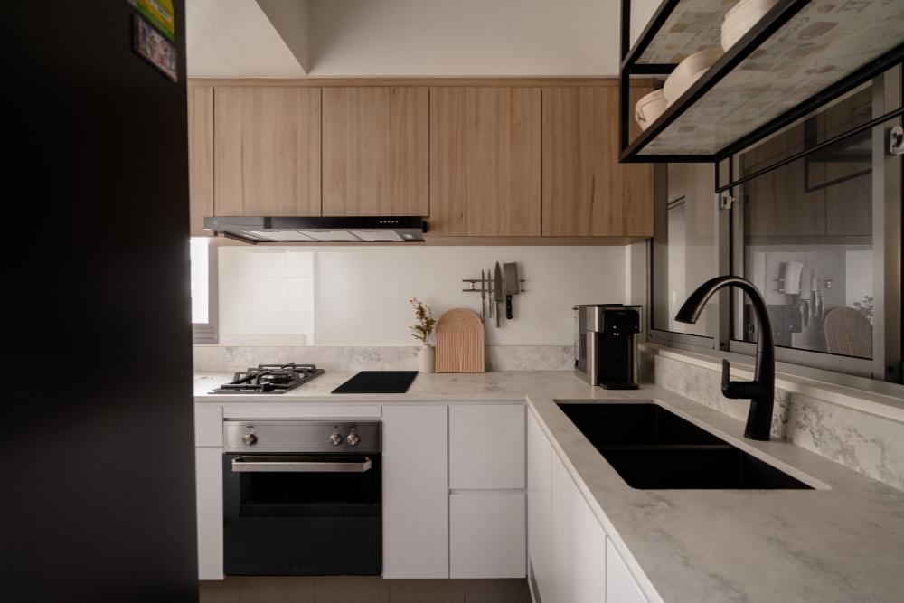Modern Kitchen with Countertop and Open Kitchen