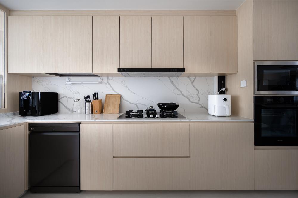 Scandinavian Kitchen with Countertop and Open Kitchen