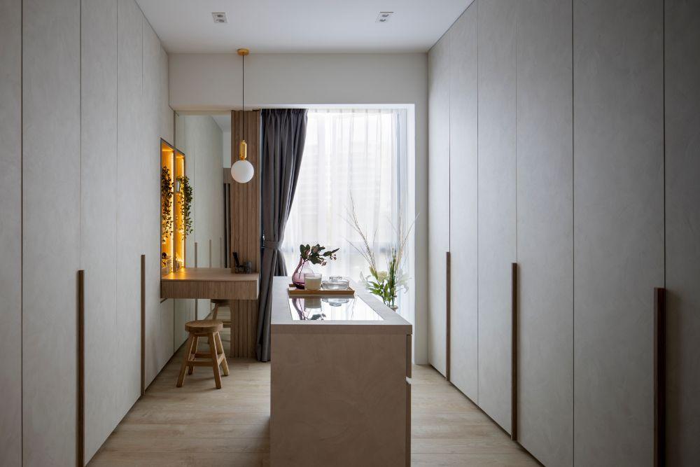 Asian Walk-in Wardrobe with Mirror and Wardrobe