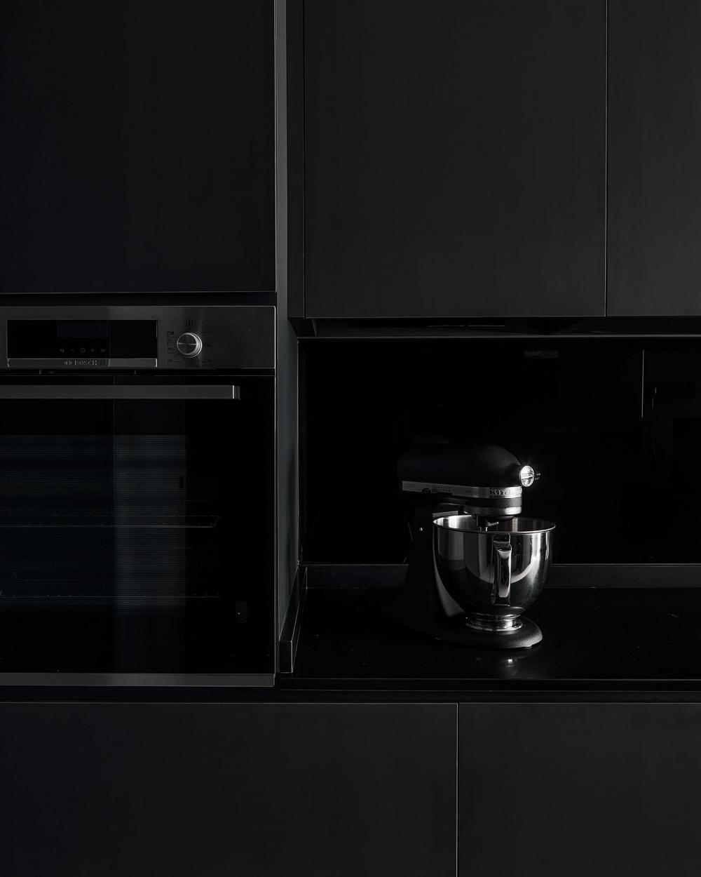 Contemporary Kitchen with Countertop and Kitchen Backsplash
