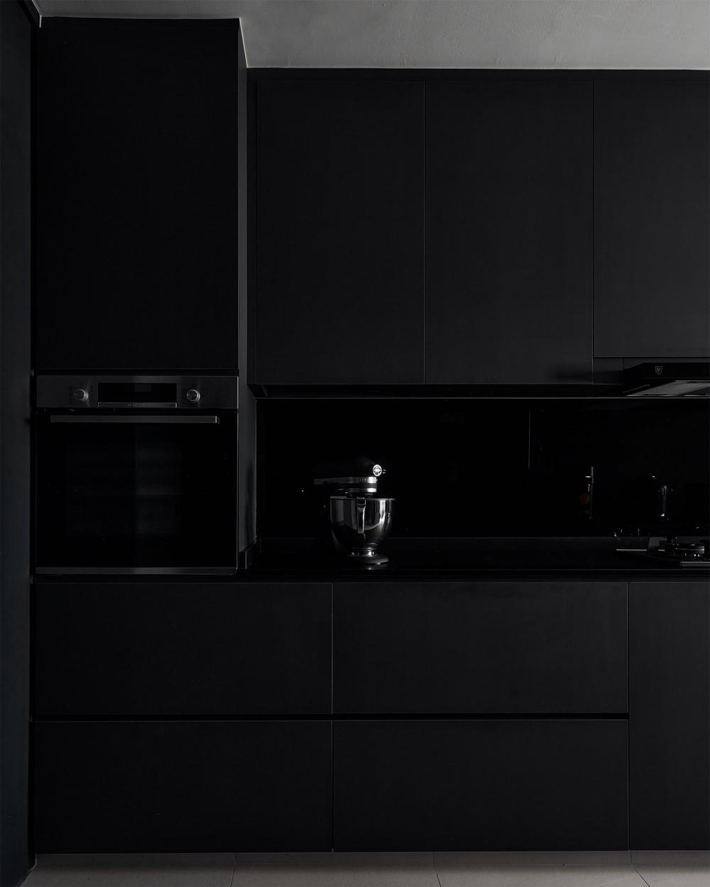 Contemporary Kitchen with Countertop and Kitchen Backsplash