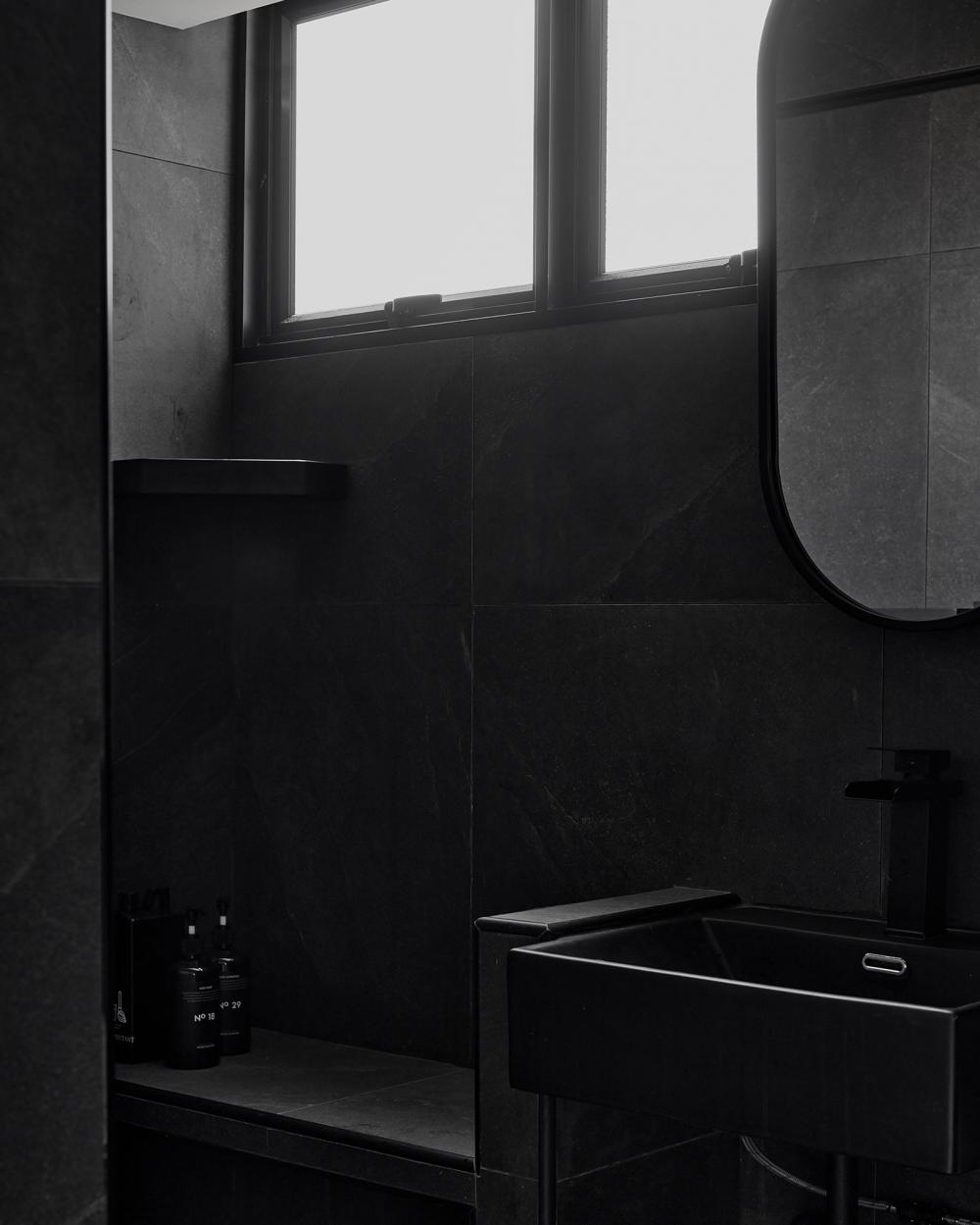 Contemporary Bathroom with Mirror and Bathroom Accessories