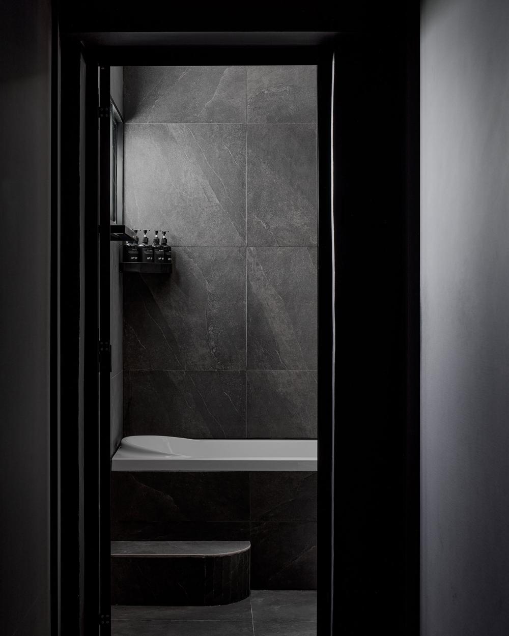 Contemporary Bathroom with Homogeneous Tiles and Bathtub