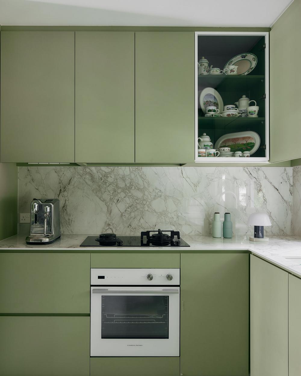 Contemporary Kitchen with Countertop and Kitchen Backsplash