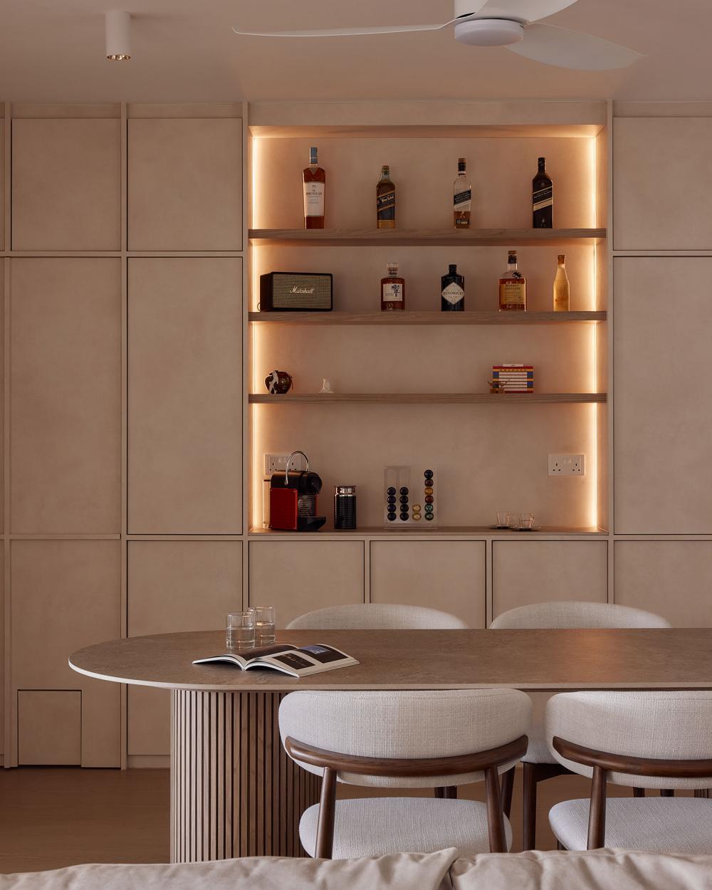 Contemporary Dining Room with Dining Table and Dining Chairs