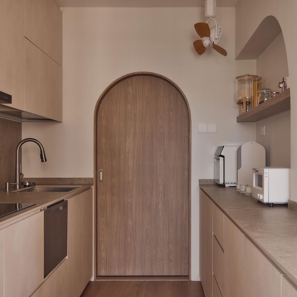 Contemporary Kitchen with Countertop and Wood Flooring