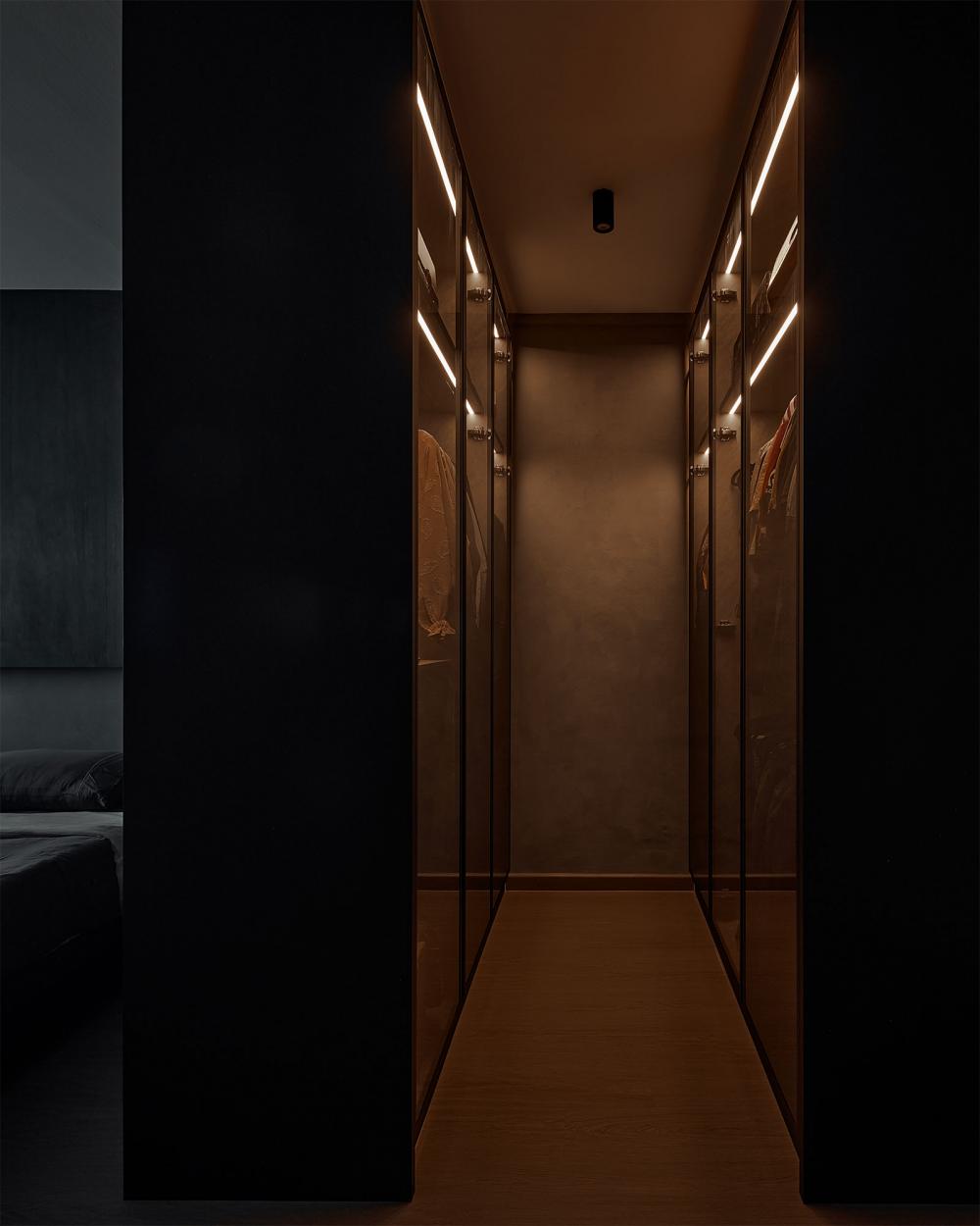 Contemporary Walk-in Wardrobe with Wardrobe and Small Storage