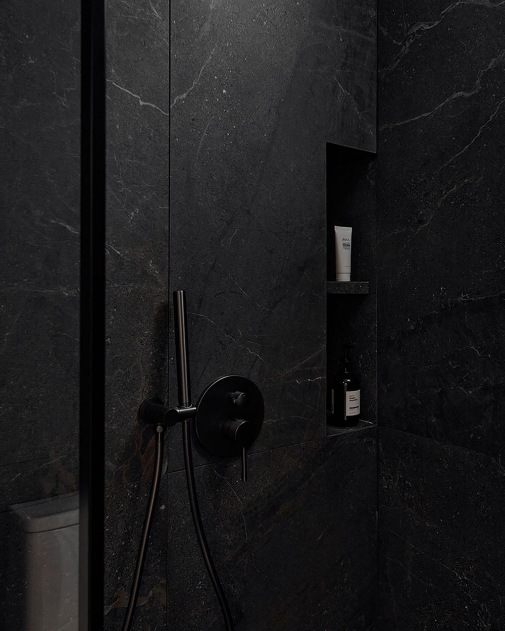Contemporary Bathroom with Homogeneous Tiles and Rainshower