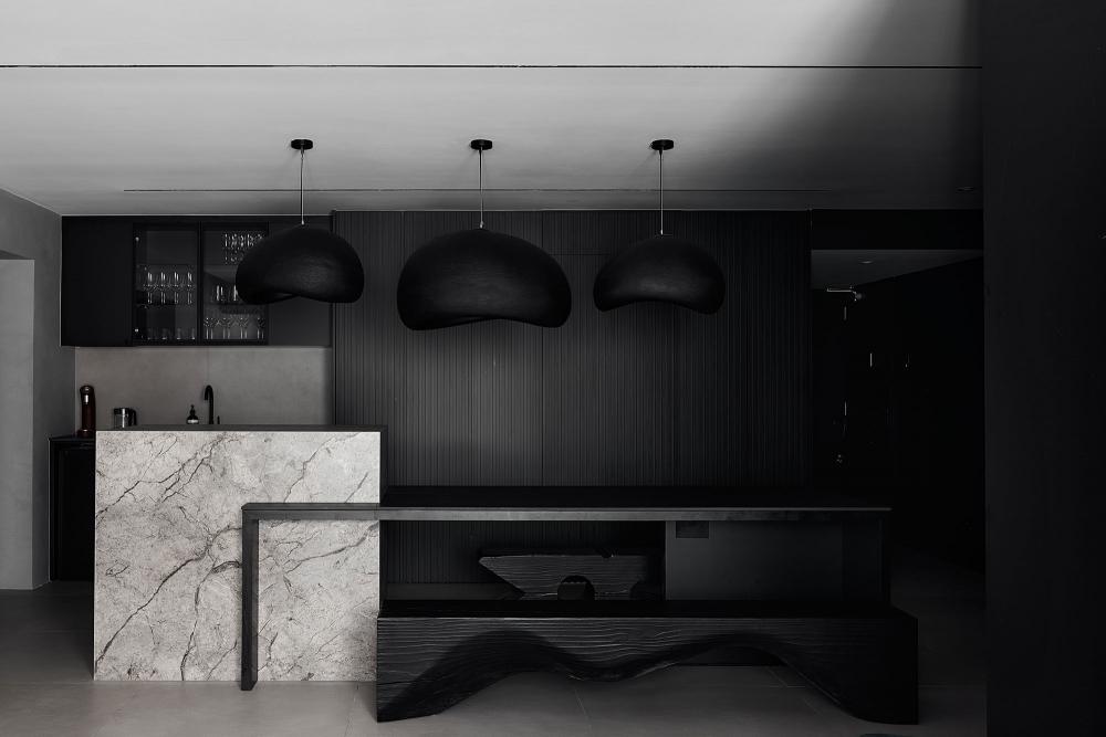 Contemporary Dining Room with Dining Table and Dining Chairs