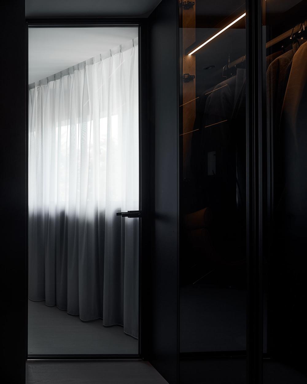 Contemporary Walk-in Wardrobe with Mirror and Wardrobe