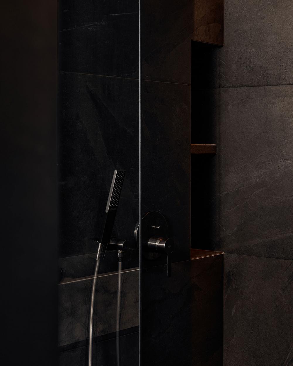 Contemporary Bathroom with Homogeneous Tiles and Rainshower