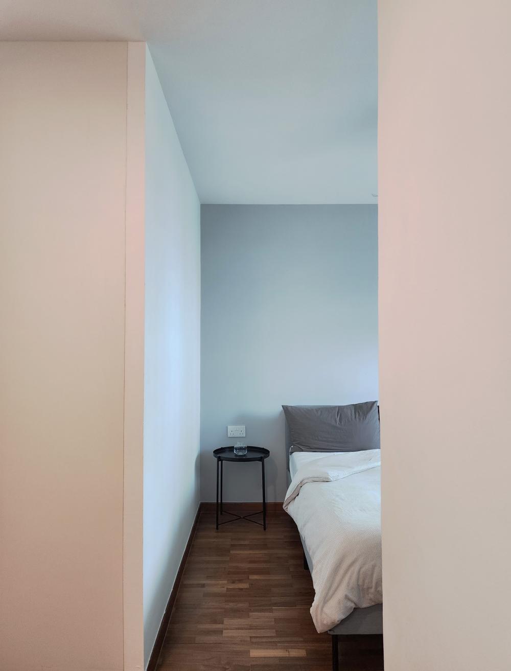 Scandinavian Bedroom with Homogeneous Tiles and Queen Bed