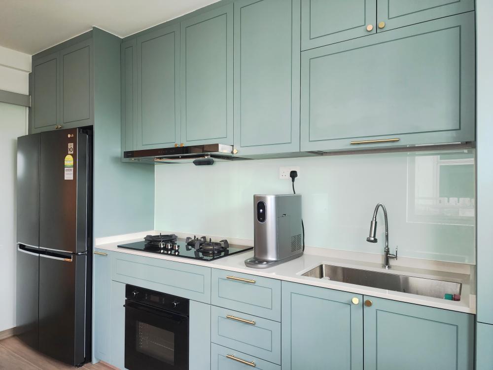 Scandinavian Kitchen with Vinyl Flooring and Homogeneous Tiles