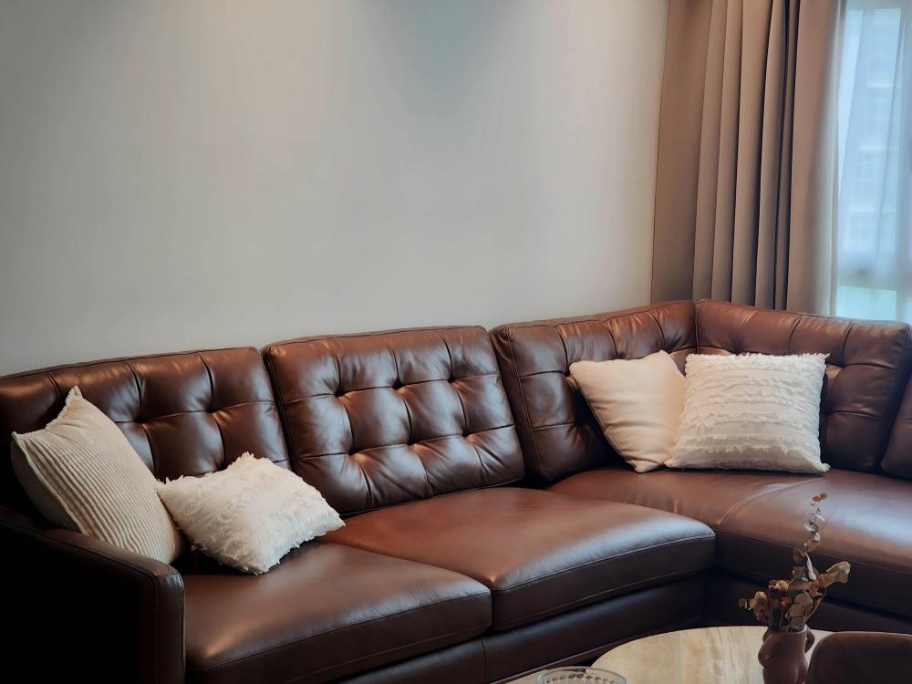 Modern Living Room with Vinyl Flooring and Homogeneous Tiles